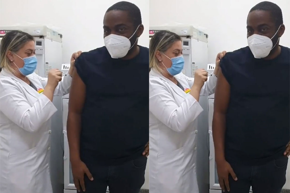 Lázaro Ramos recebe a vacina contra o coronavírus