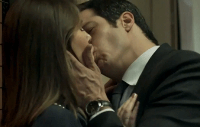 Luiza e Eric trocam beijão no corredor do Carioca Palace