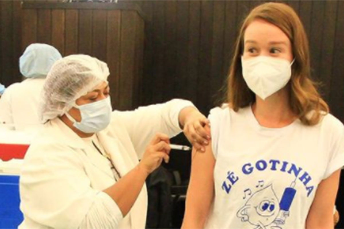 Mariana Ximenes recebe vacina contra a Covid-19