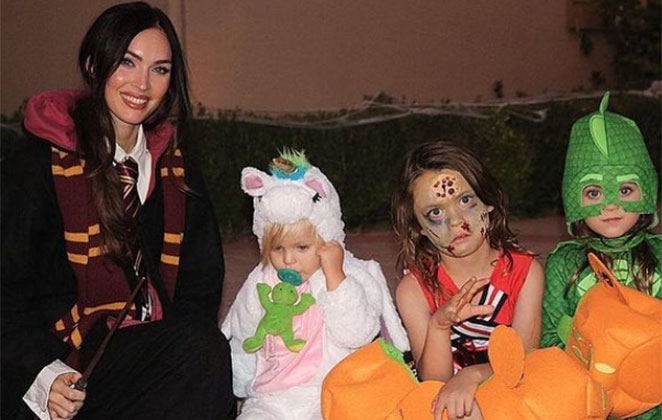 Megan Fox posa com os filhos, vestidos para o Halloween