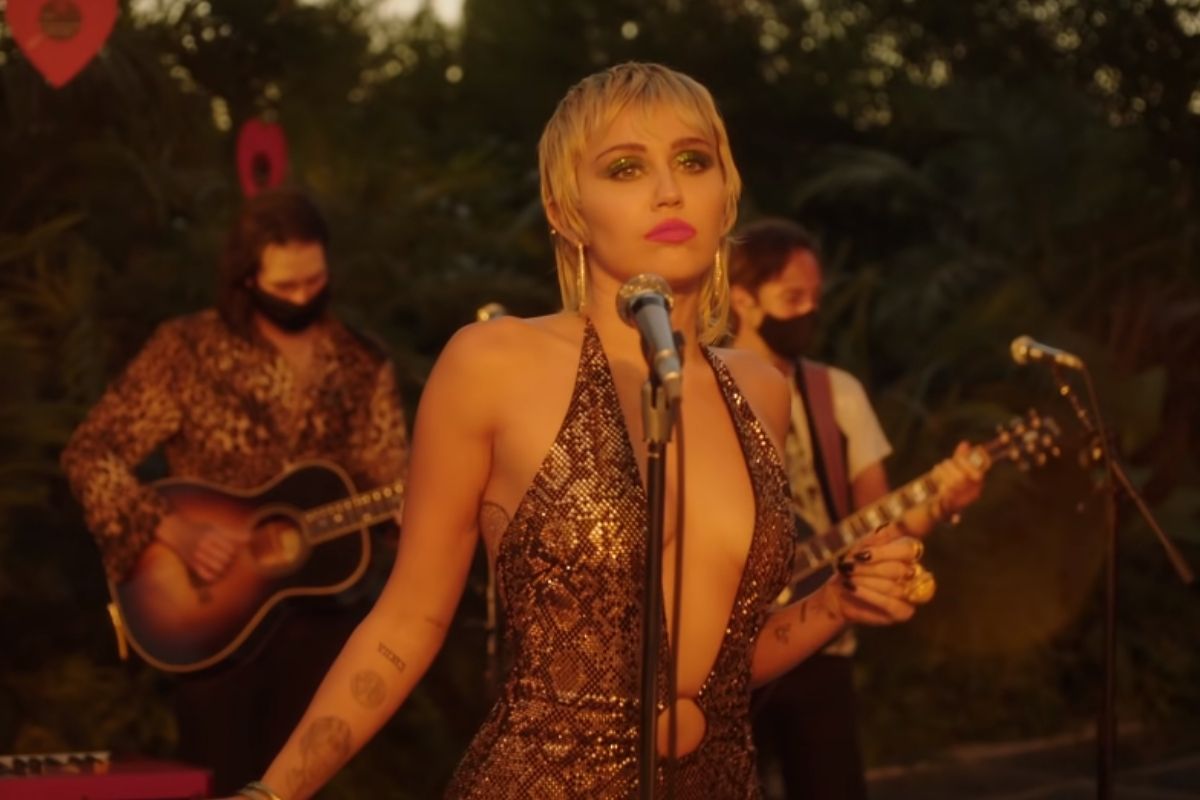 Retrato de Miley Cyrus em videoclipe