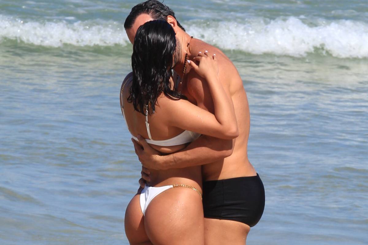 Munik Nunes beijando Daniel Cotrim na praia da Barra da Tijuca