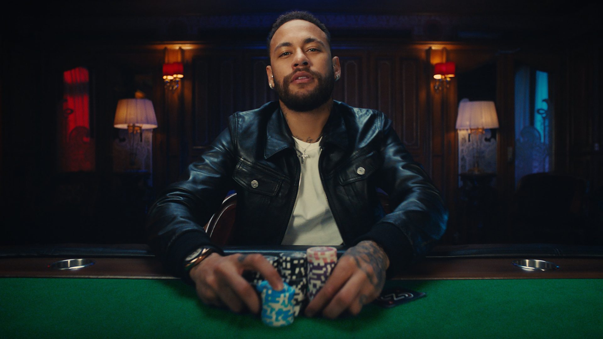 Neymar com fichas de poker na mão