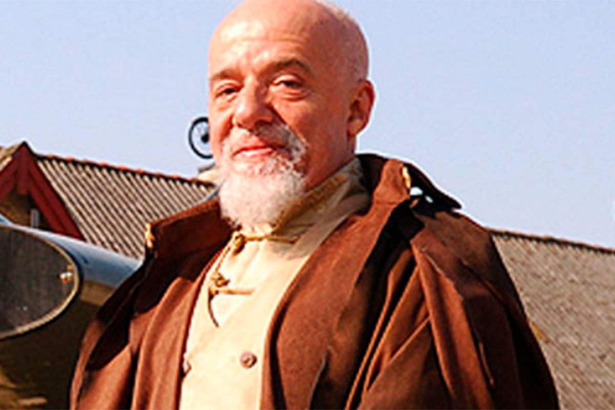 Paulo Coelho surge com roupa marrom e bege