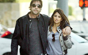 Penélope Cruz caminha abraçada com Javier Bardem