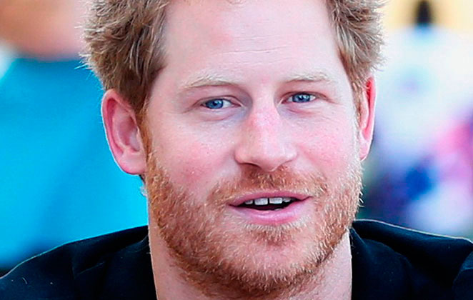 Príncipe Harry de barba, sorridente em retrato
