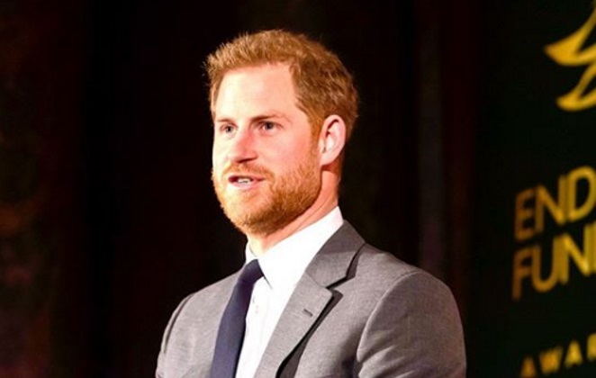 Príncipe Harry, de terno, falando em um evento
