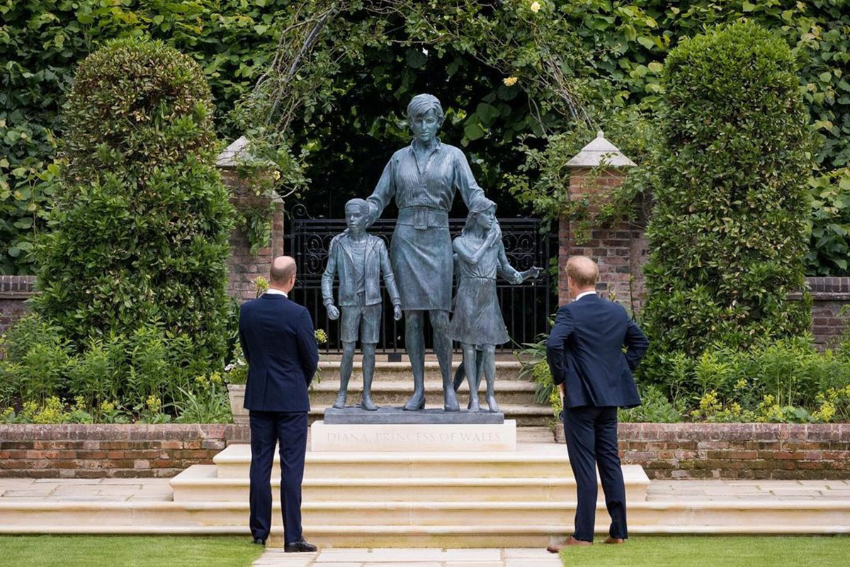 Príncipe William e Príncipe Harry inauguram estátua de Lady Di