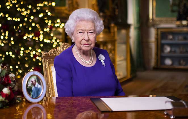 Rainha Elizabeth II, em seu escritório