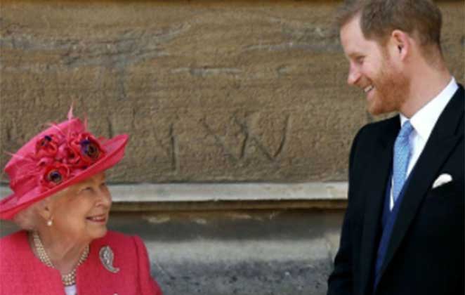 Rainha Elizabeth II de roupa e chapéu vermelho e Príncipe Harry de terno e gravata