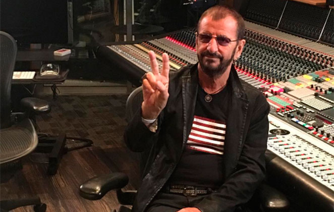 Ringo Starr faz sinal de paz e amor em estúdio