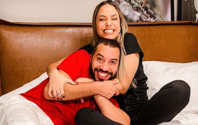 Gilberto Nogueira e Sarah Andrade abraçados na cama
