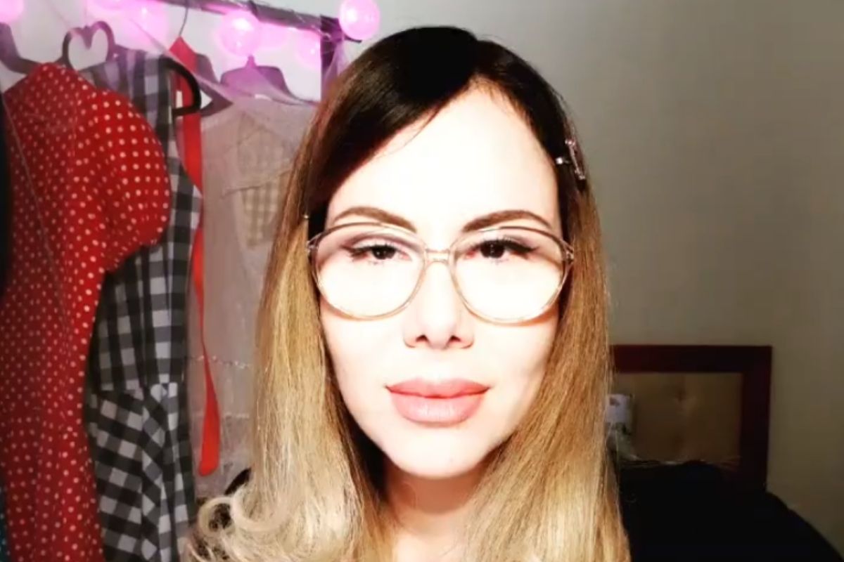 Retrato de Sarah Sheeva em vídeo