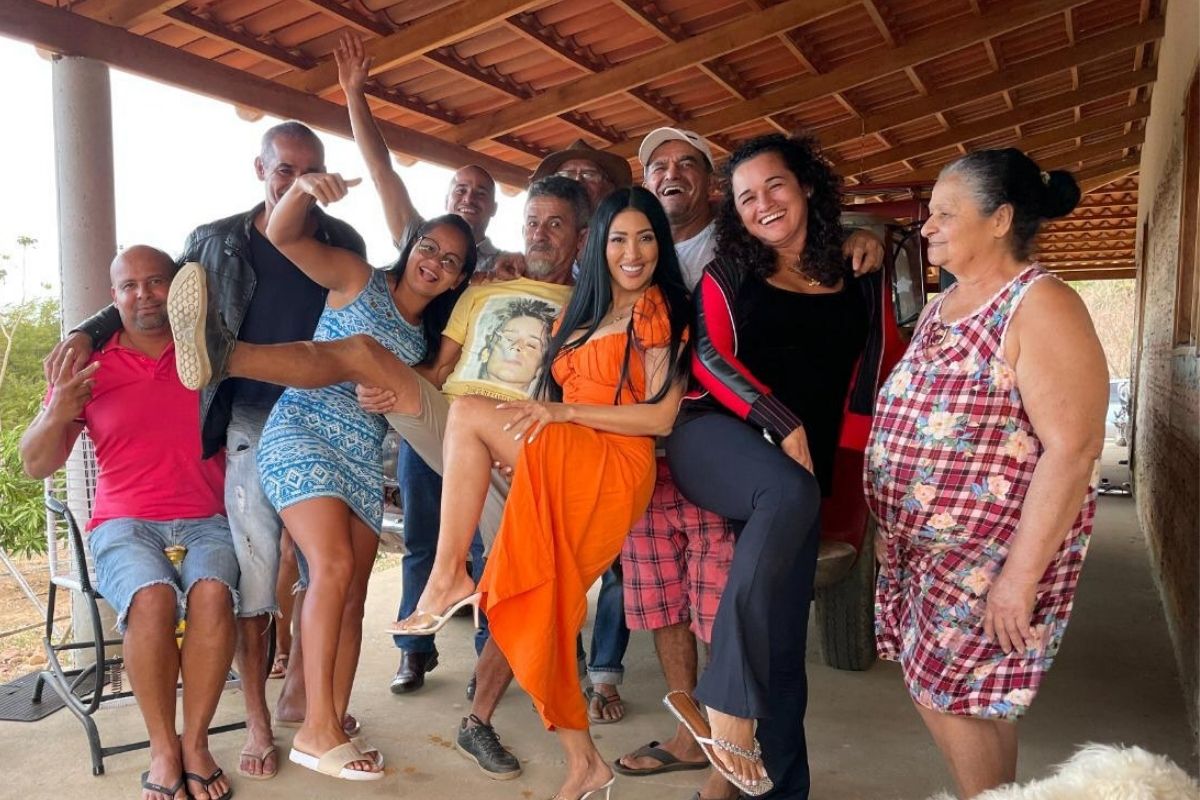 Simaria Mendes com a família na Bahia