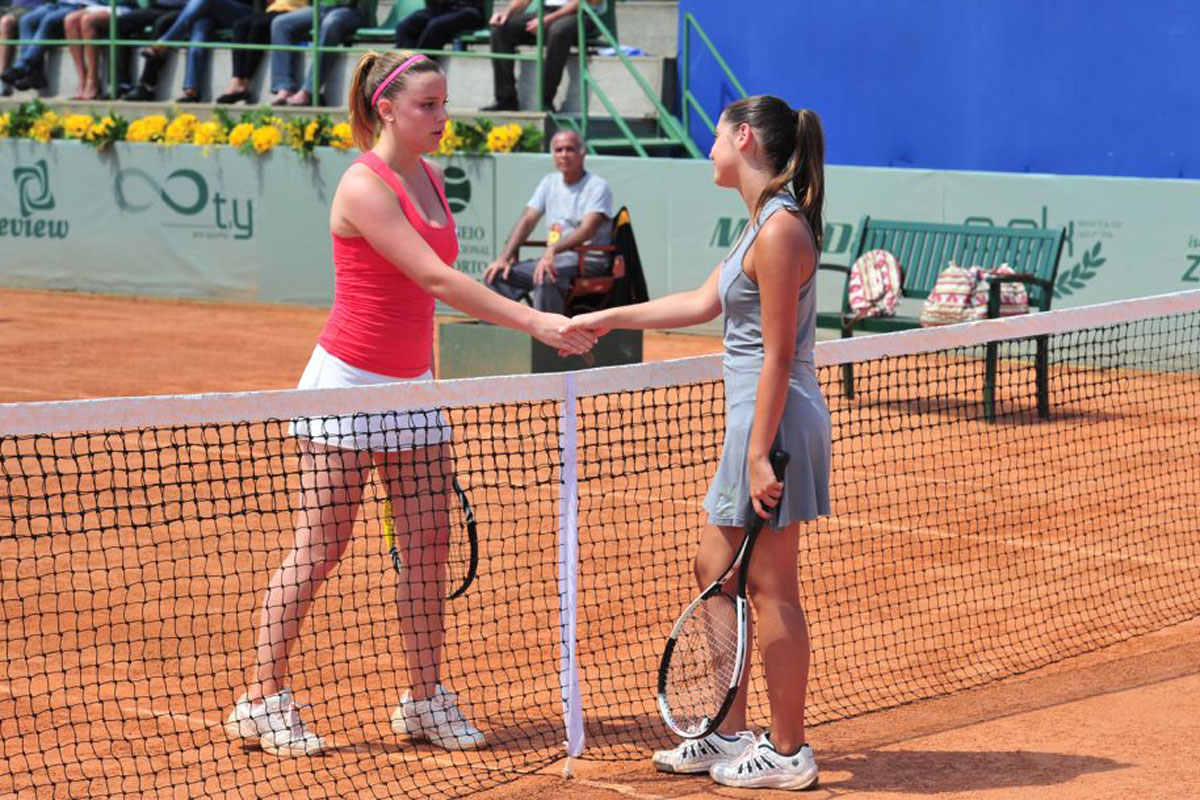 Foto de Sofia e Cecilia em jogo de tênis em A Vida da Gente