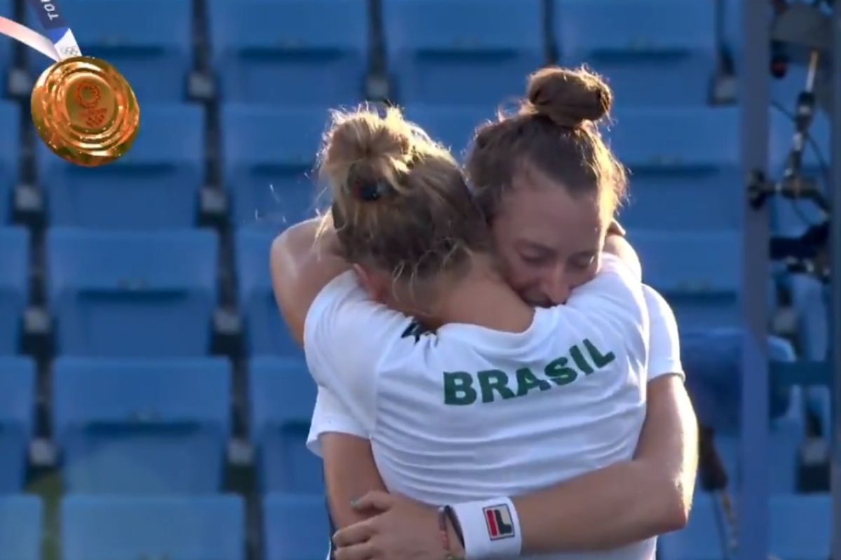 Laura Pigossi e Laura Stefani se abraçam após vencerem jogo de tênis