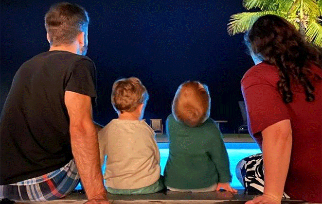 Thales Bretas com os filhos Gael e Romeu e a cunhada, Juliana Amaral, na beira da piscina