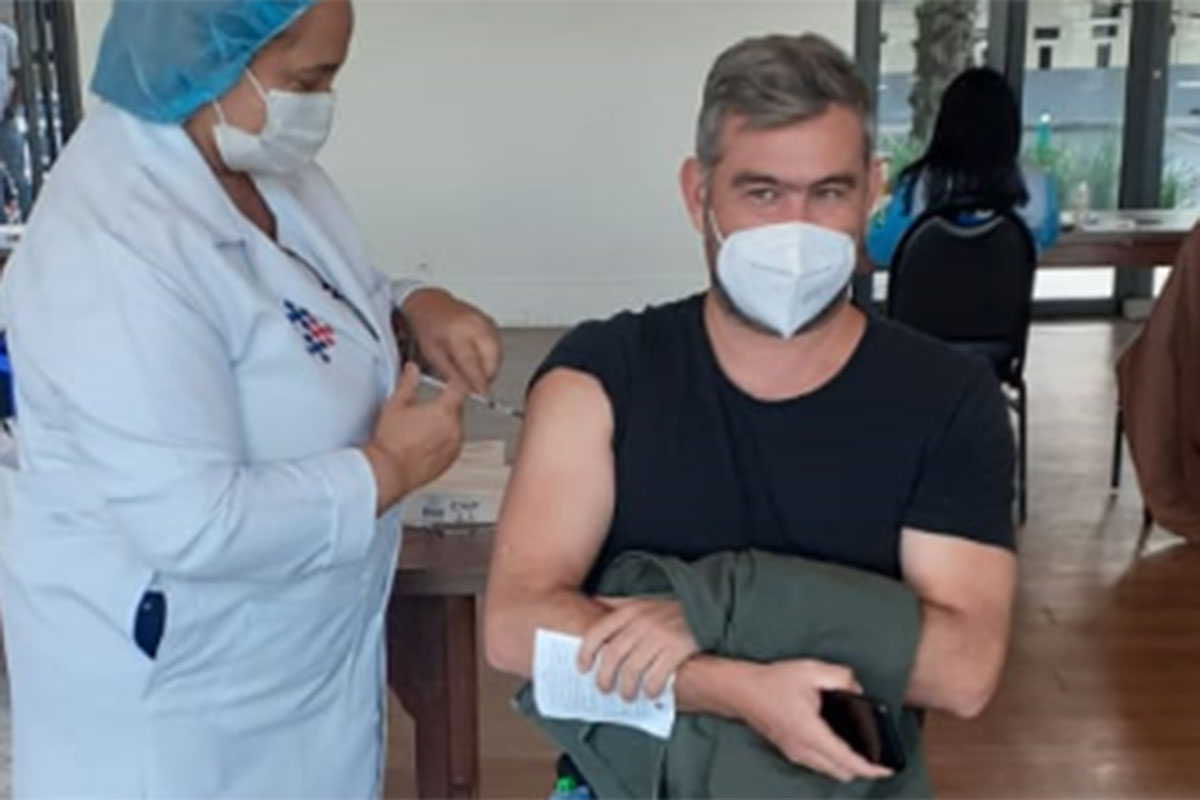Thierry Figueira recebe vacina contra Covid-19