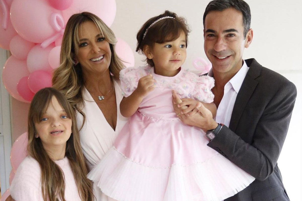 Ticiane Pinheiro com o marido César Tralli e as filhas Rafaella e Manuella