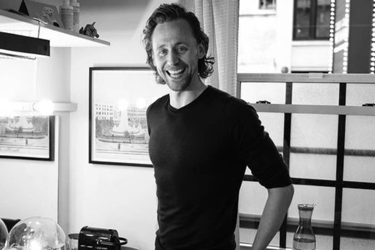 tom hiddleston sorrindo em foto preto e branca