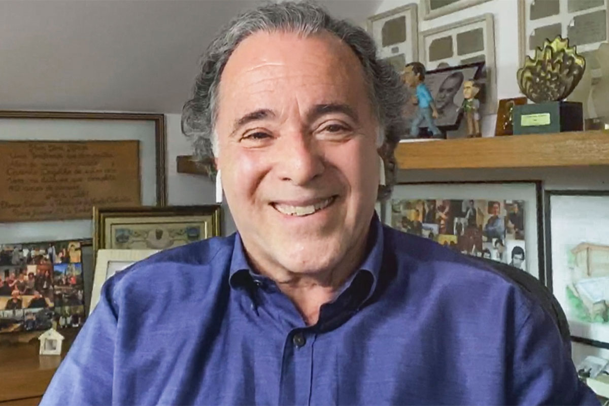 Tony Ramos surge sorridente em conversa virtual