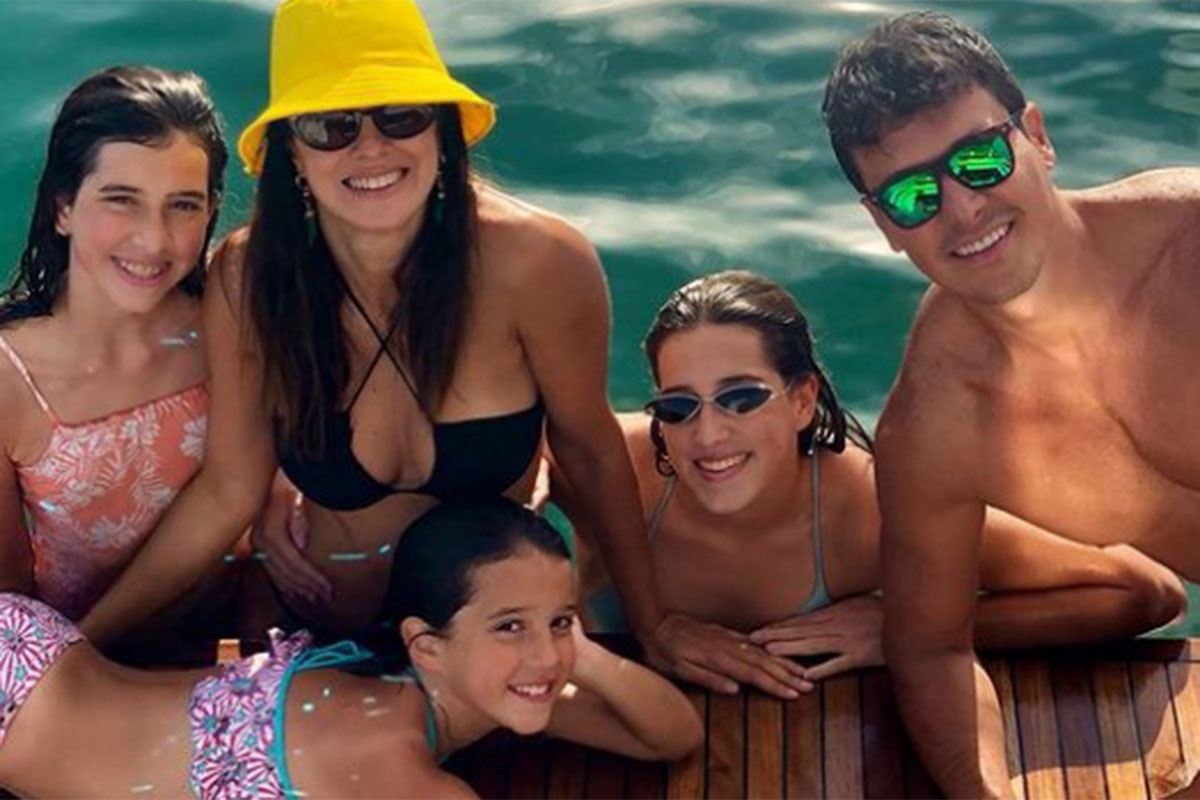 Vera Viel com Rodrigo Faro e as filhas do casal, à beira da piscina