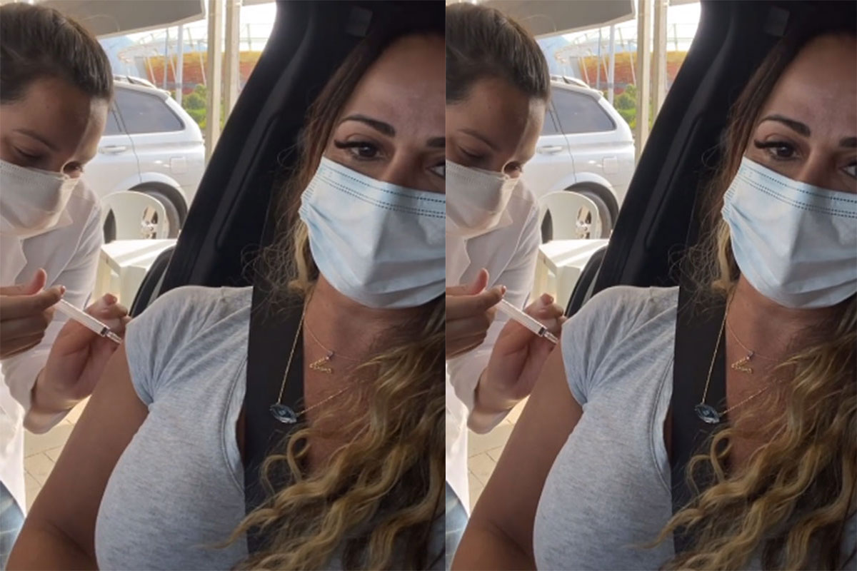Viviane Araújo recebe a vacina de dentro do carro