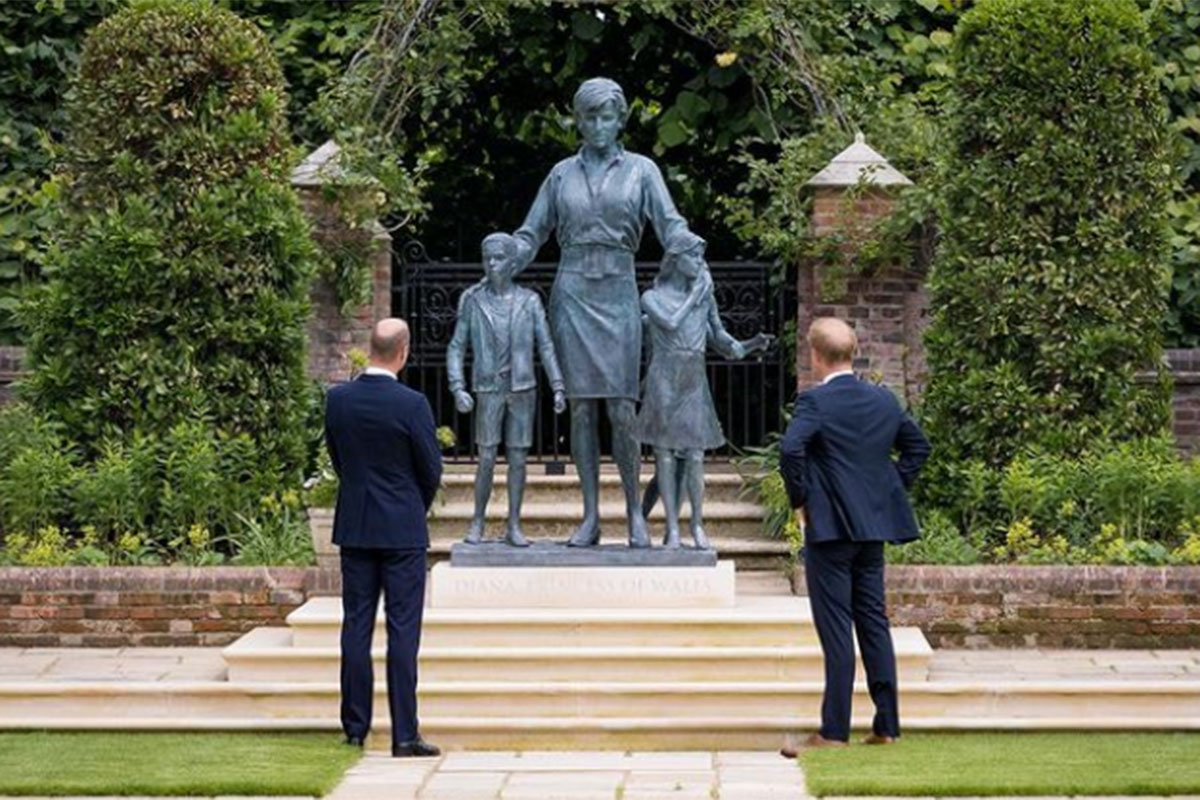 Príncipes William e Harry observam a estátua da mãe, Diana Spencer