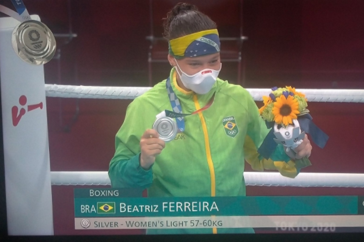 Beatriz Ferreira mostrando medalha de prata