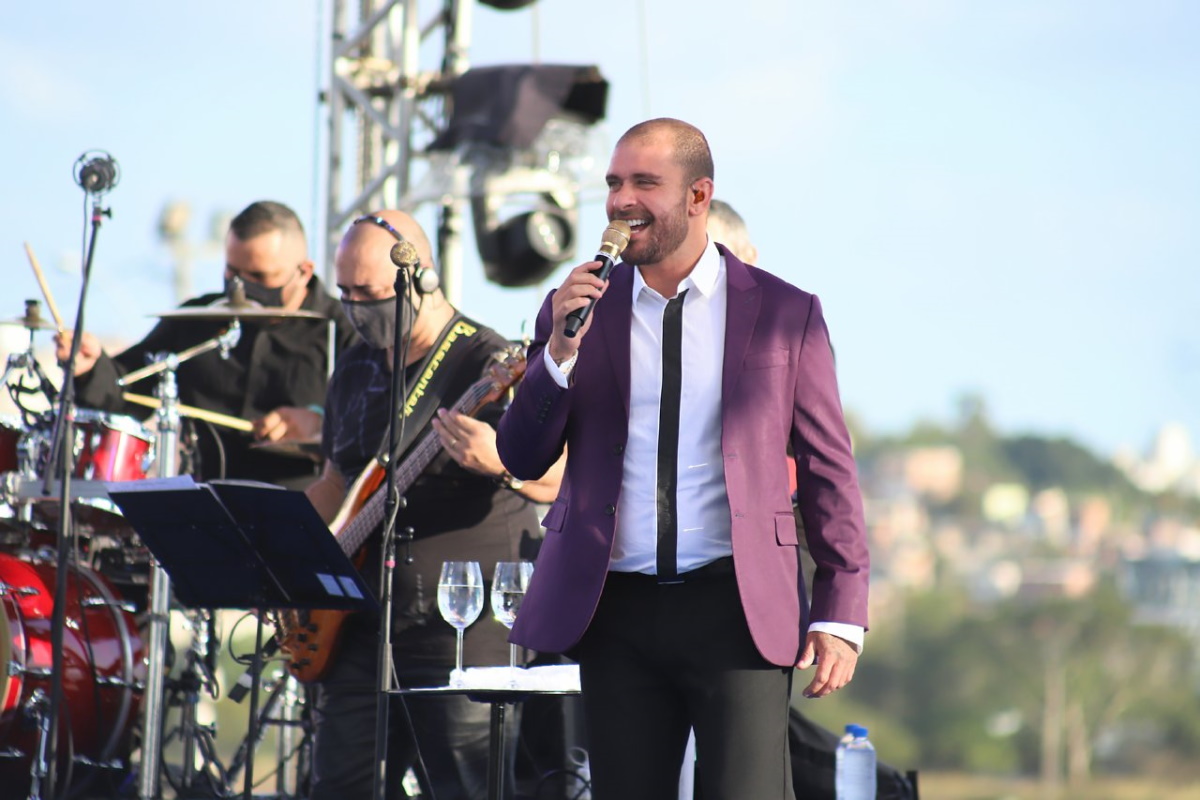 Diogo Nogueira cantando