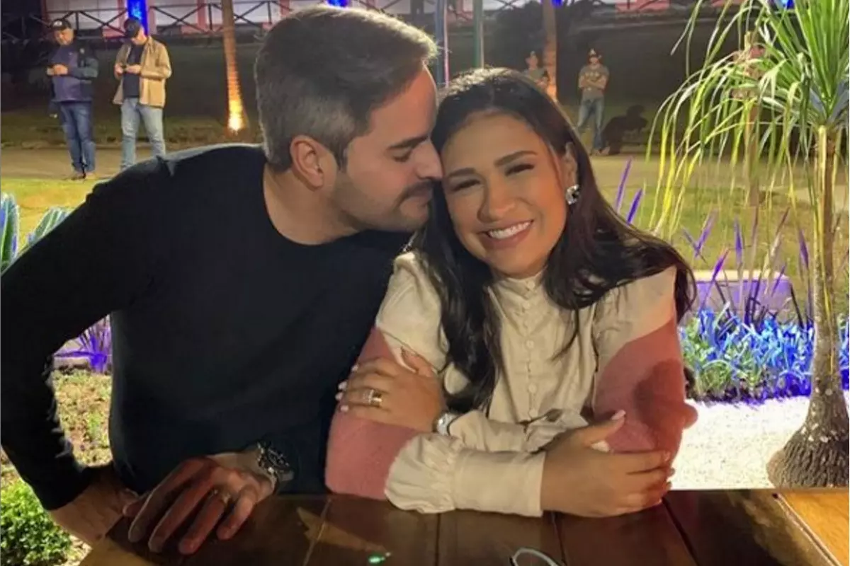 Kaka Diniz beijando Simone Mendes