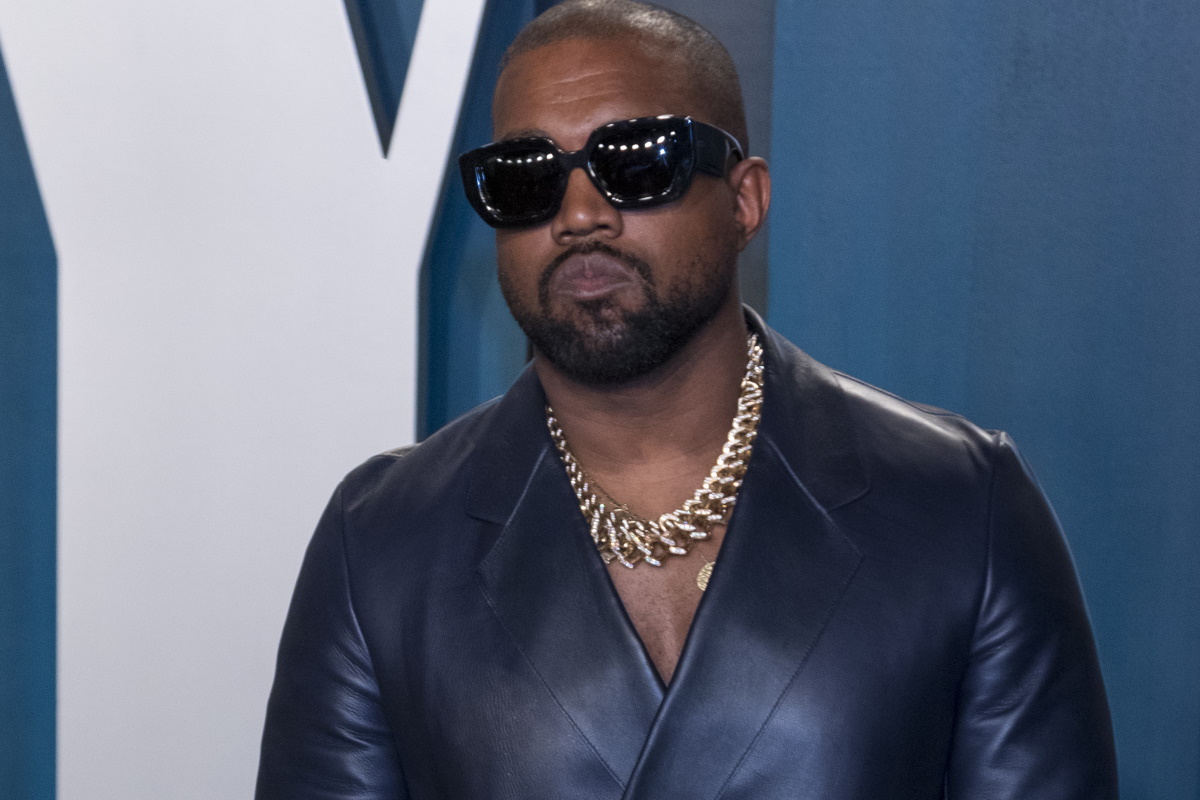 Kanye West de terno