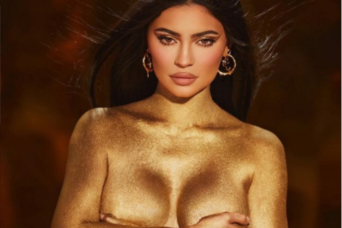 Kylie Jenner de topless e corpo pintado de dourado