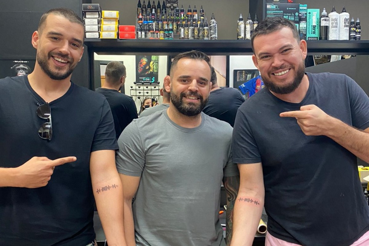 Luiz Henrique e Leo mostrando a tatuagem