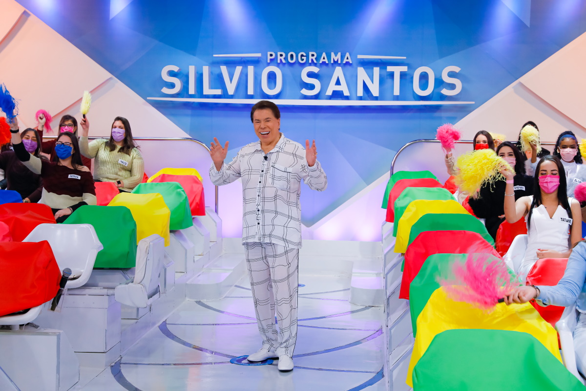 Silvio Santos de pijama no auditorio