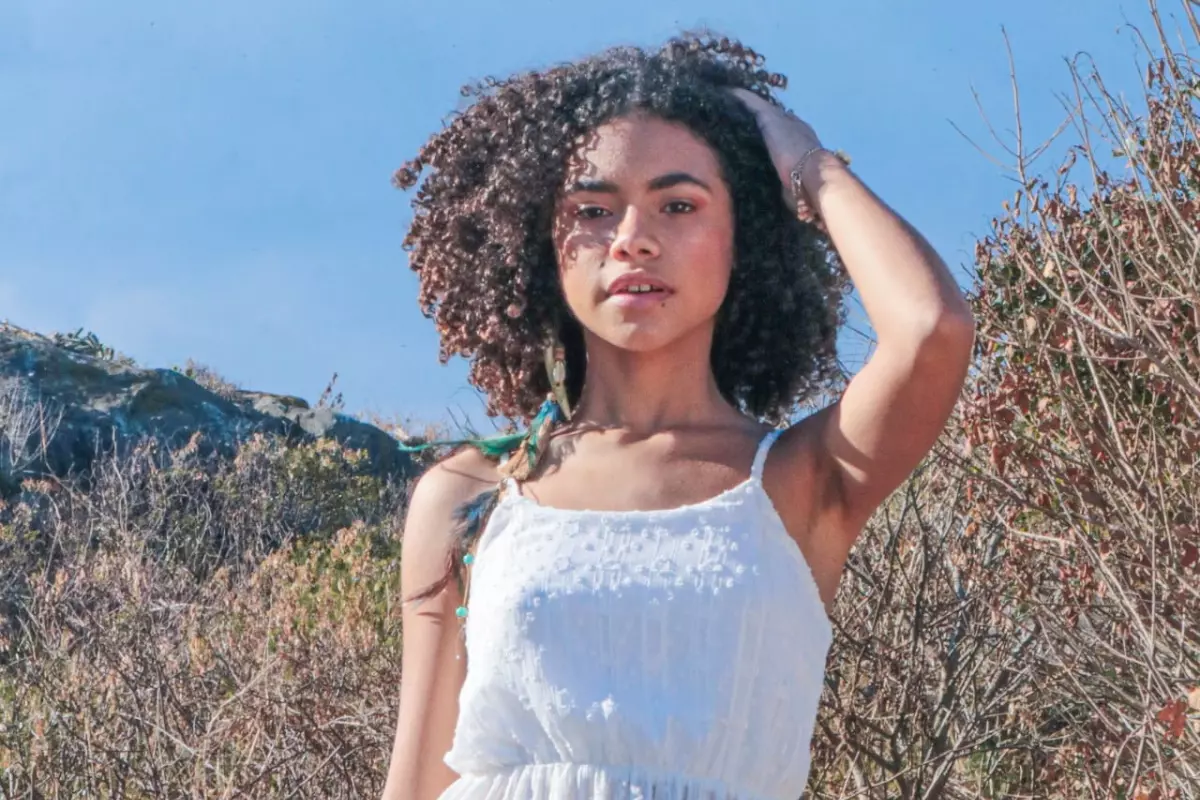 Alana Cabral de vestido branco