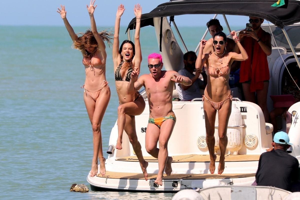 Alessandra Ambrósio pulando na água com Matheus Mazzafera e Fernanda Motta