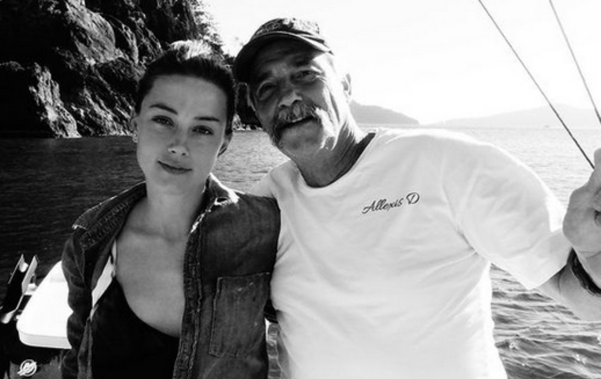 Amber Heard posa com o pai em foto antiga