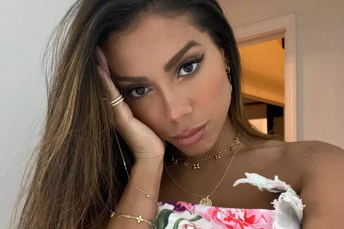 anitta séria com a mão na cabeça