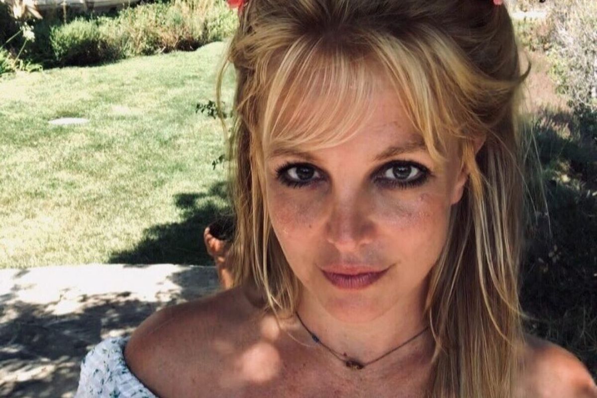 Britney Spears com franja e pose séria
