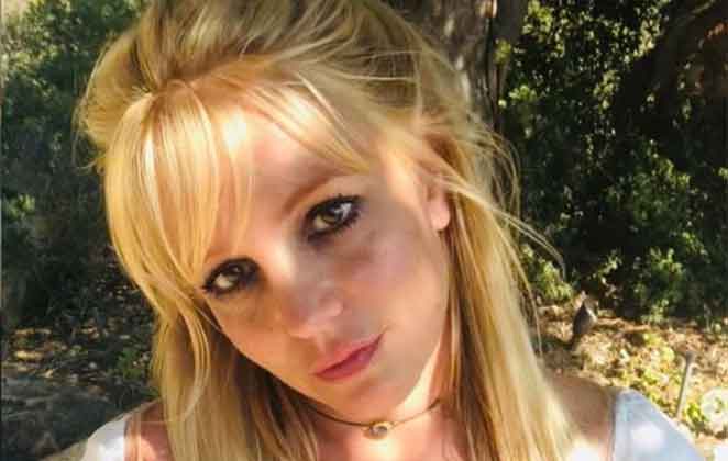 Britney Spears com cabelo preso