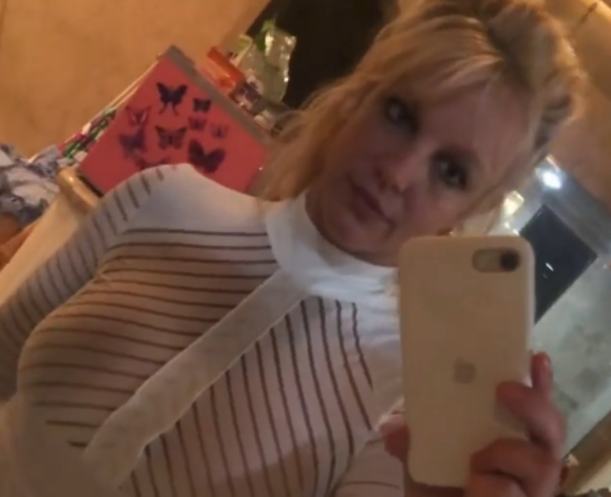 Britney Spears faz selfie de vestido branco