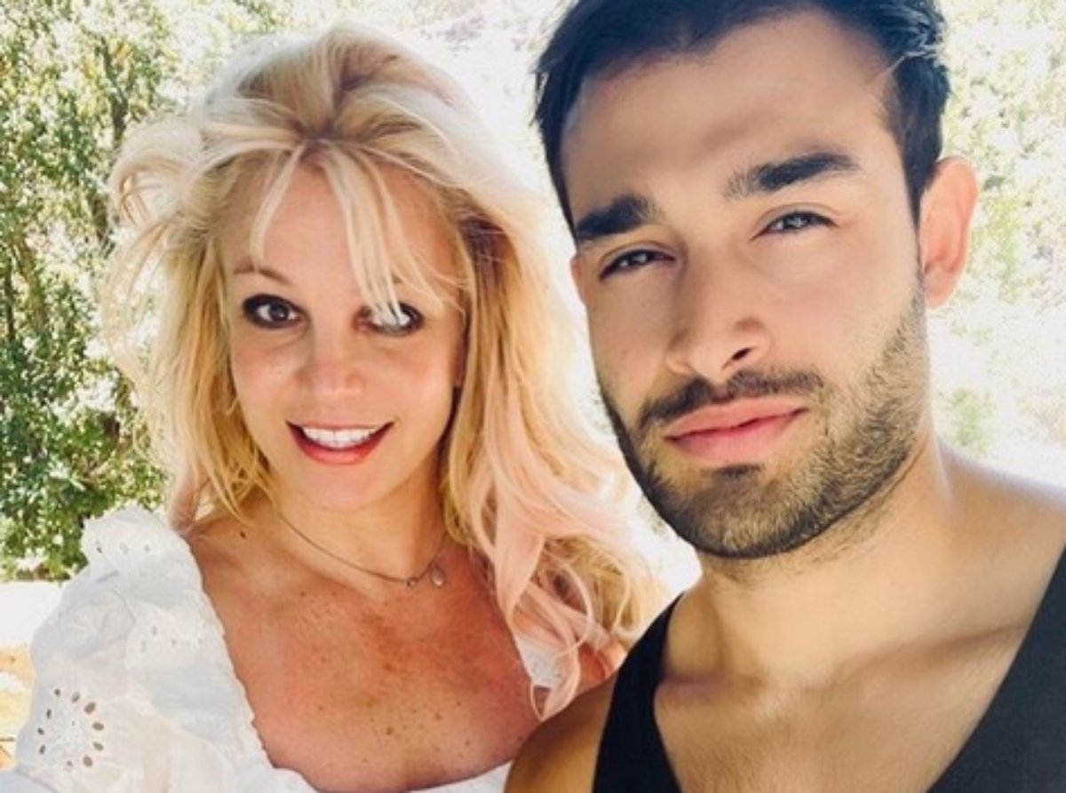 Britney Spears e Sam Asghari em selfie no jardim