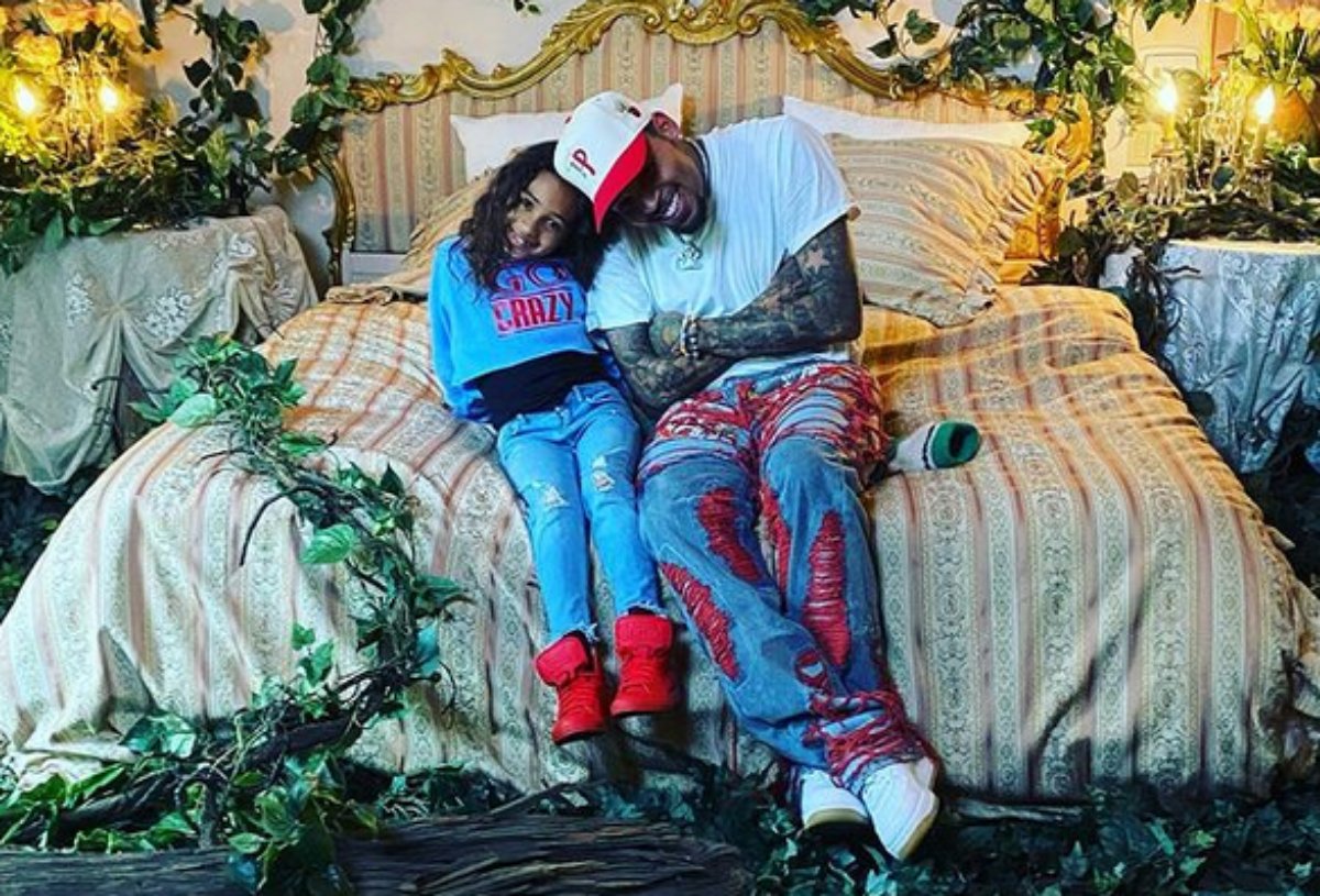 Chris Brown carinhoso com a filha Royalty