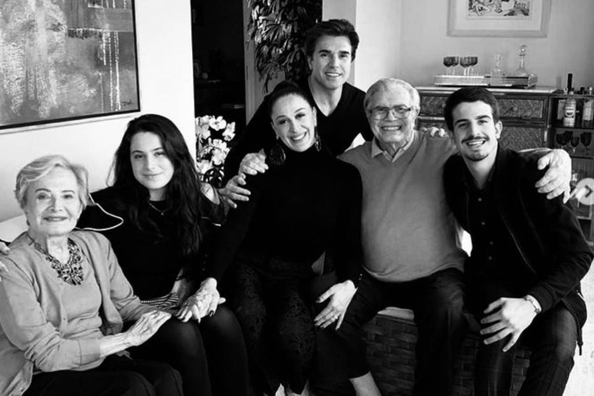 foto em preto e branco de claudia raia com família e tarcísio meira e glória menezes