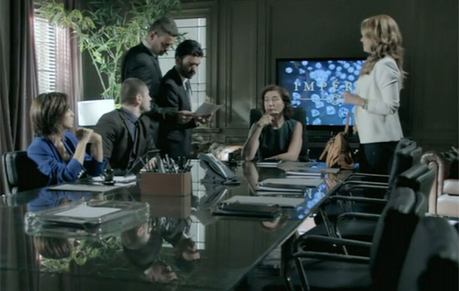 Cristina Reúne a família Medeiros para contar que vai assumir a Império