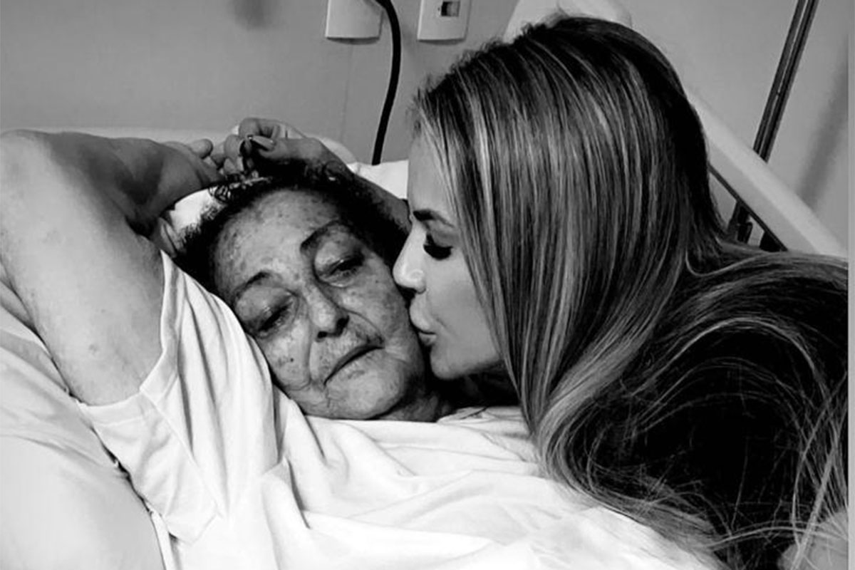 Deolane Bezerra beija o rosto da avó, dona Esmeralda