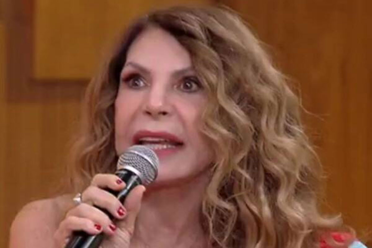 Elba Ramalho durante o programa Encontro, da Rede Globo