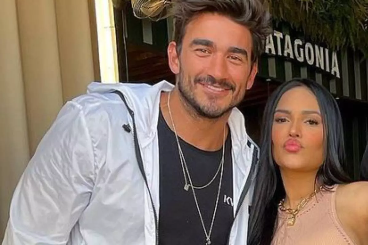 guilherme napolitano e flayslane posando juntos em churrascaria