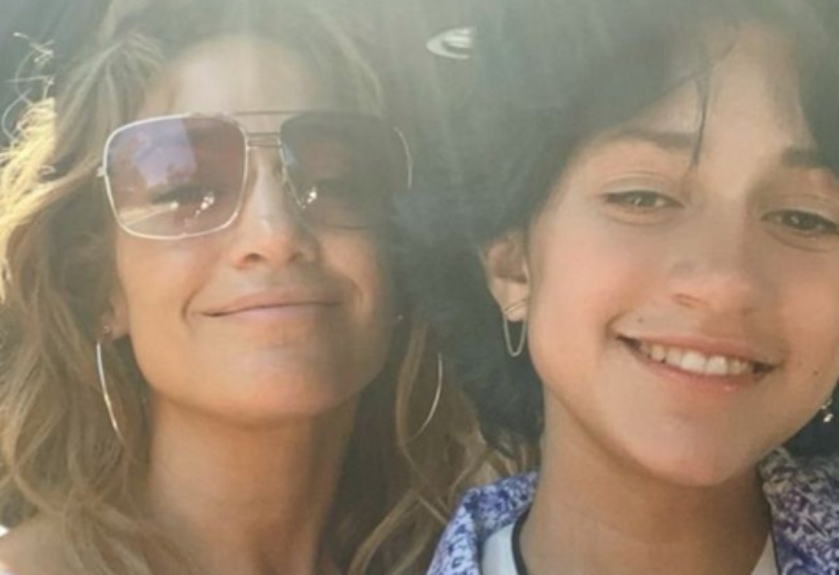Jennifer Lopez sorri com a filha Emme